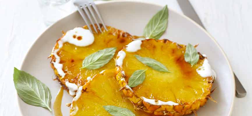 Grilled pineapple with coconut cream 