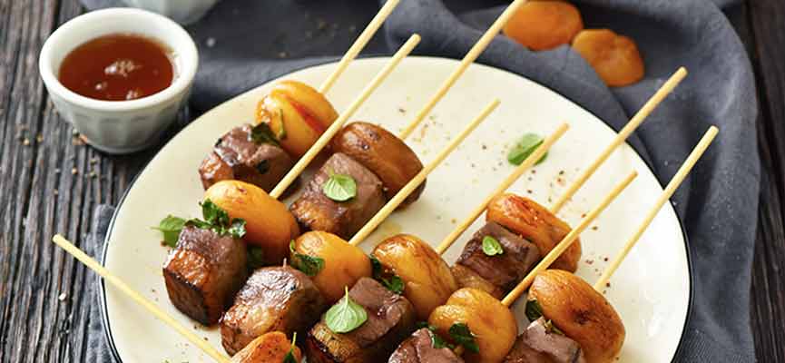 Mini skewers of duck with apricots